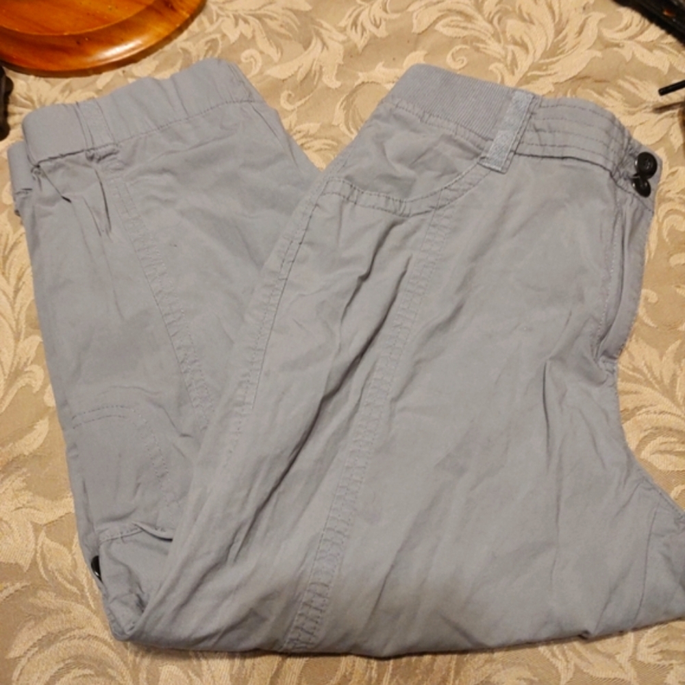 ▪️🩶▪️Marvelous Chico's Dove Grey Cargo Utility Capri Pants - 4 (0 Chico's Size) - Picture 2 of 16
